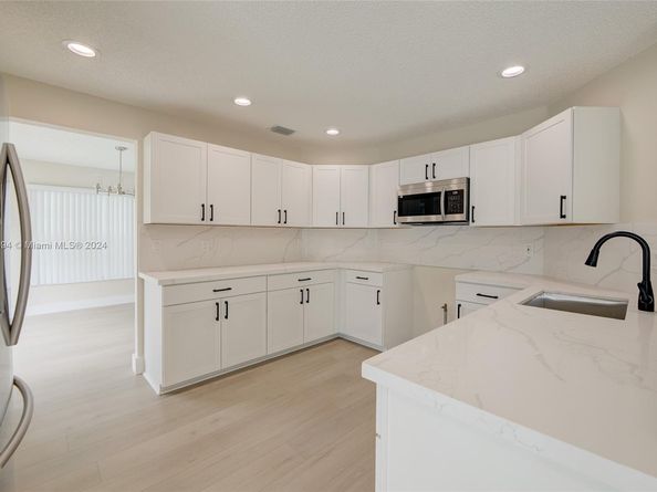 13377 NW 7th St, Plantation FL 33325