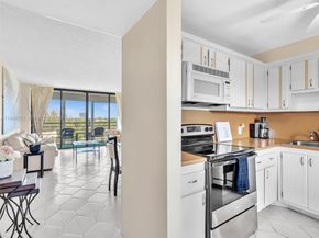 20400 W Country Club Dr 817, Aventura FL 33180