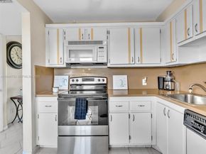 20400 W Country Club Dr 817, Aventura FL 33180