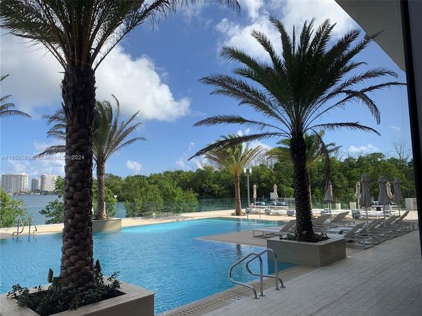 16385 Biscayne Blvd 421, North Miami Beach FL 33160