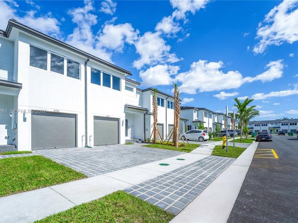 5125 SW 37th St, Pembroke Park FL 33023