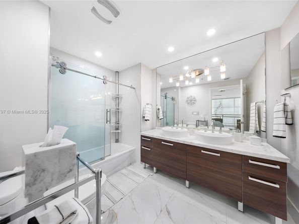 253 NE 2nd St 427, Miami FL 33132