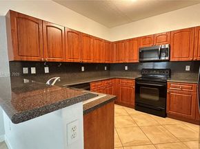 110 Jacaranda Country Club Dr 205, Plantation FL 33324