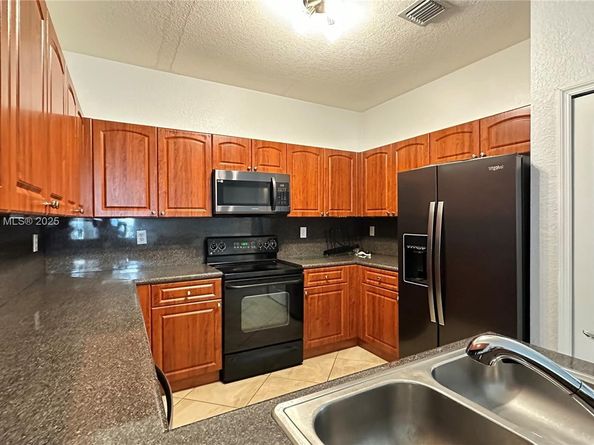 110 Jacaranda Country Club Dr 205, Plantation FL 33324