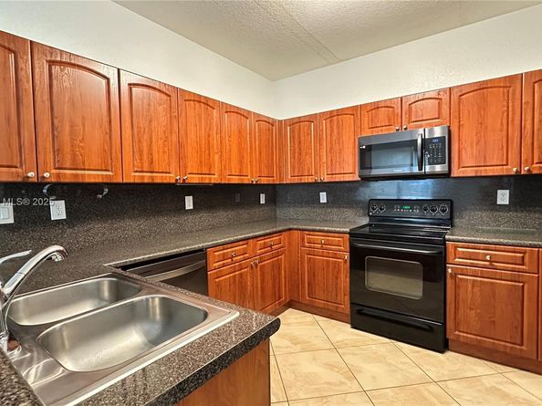 110 Jacaranda Country Club Dr 205, Plantation FL 33324