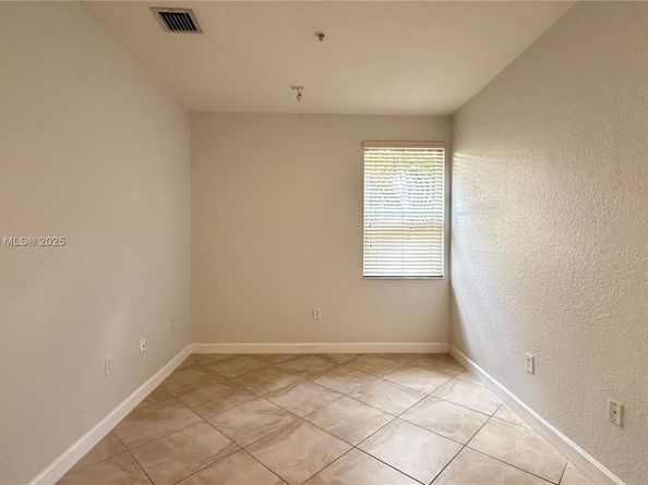 110 Jacaranda Country Club Dr 205, Plantation FL 33324