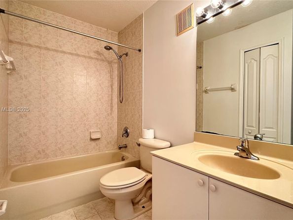 110 Jacaranda Country Club Dr 205, Plantation FL 33324