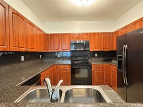 110 Jacaranda Country Club Dr 205, Plantation FL 33324