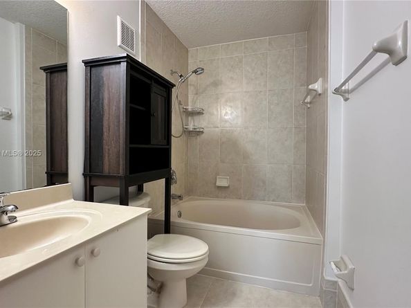 110 Jacaranda Country Club Dr 205, Plantation FL 33324