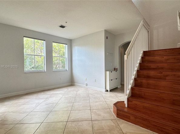 110 Jacaranda Country Club Dr 205, Plantation FL 33324