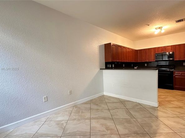 110 Jacaranda Country Club Dr 205, Plantation FL 33324