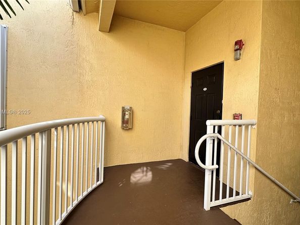 110 Jacaranda Country Club Dr 205, Plantation FL 33324