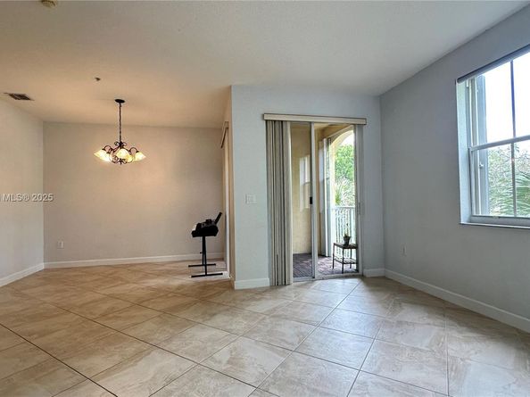 110 Jacaranda Country Club Dr 205, Plantation FL 33324