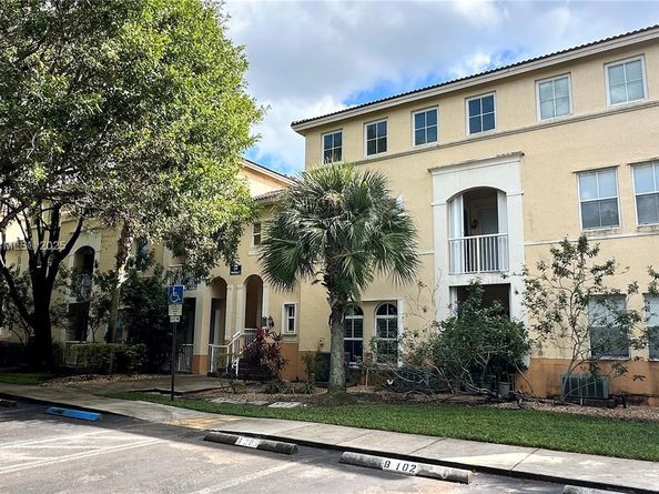 110 Jacaranda Country Club Dr 205, Plantation FL 33324