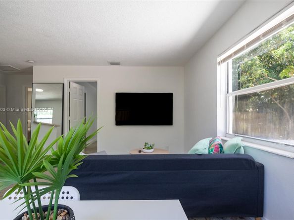 605 SW 14th Ter, Fort Lauderdale FL 33312
