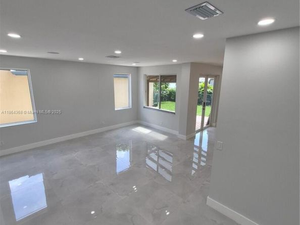 2176 NW 184th Way, Pembroke Pines FL 33029
