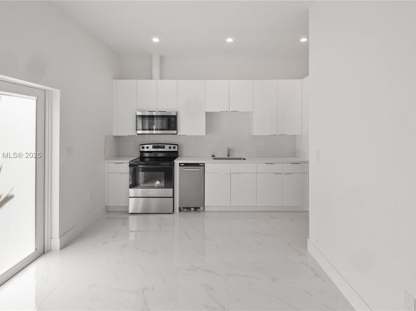 2936 NW 27th St, Miami FL 33142