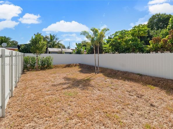 2936 NW 27th St, Miami FL 33142