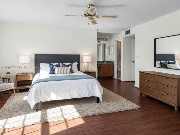 907 NE 199th St 101, Miami FL 33179