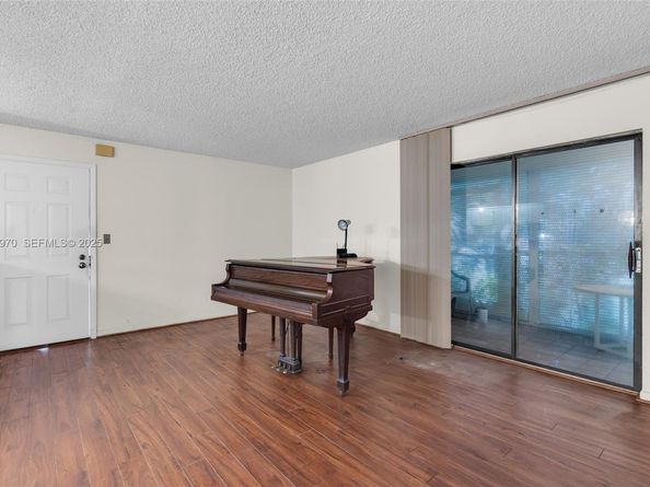 907 NE 199th St 101, Miami FL 33179