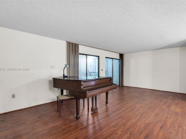 907 NE 199th St 101, Miami FL 33179