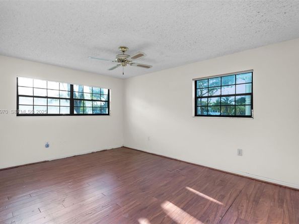 907 NE 199th St 101, Miami FL 33179