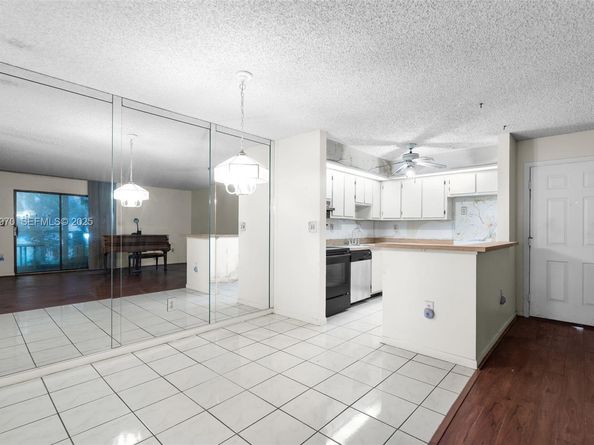 907 NE 199th St 101, Miami FL 33179