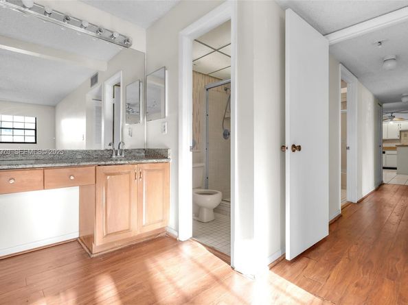 907 NE 199th St 101, Miami FL 33179