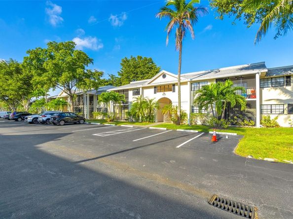 907 NE 199th St 101, Miami FL 33179