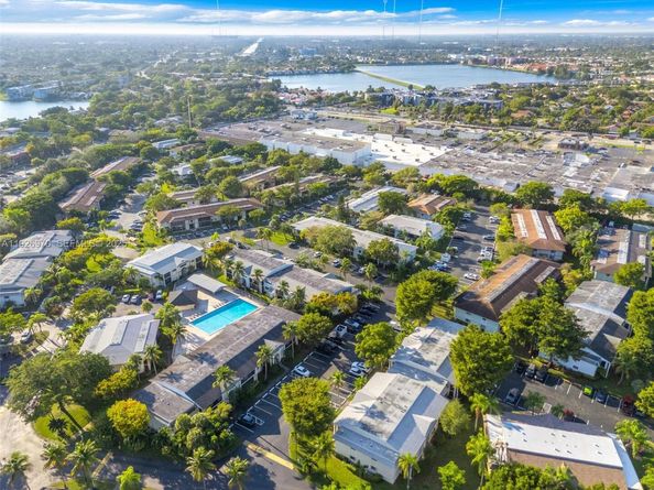 907 NE 199th St 101, Miami FL 33179