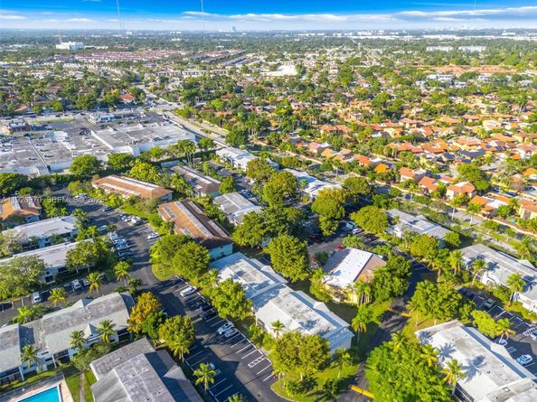 907 NE 199th St 101, Miami FL 33179