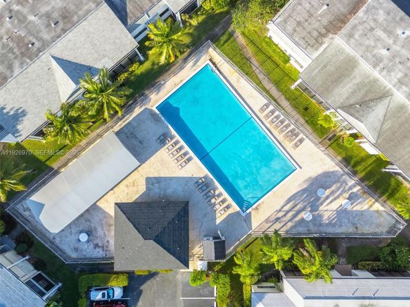 907 NE 199th St 101, Miami FL 33179