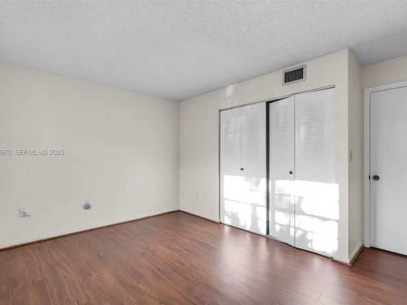 907 NE 199th St 101, Miami FL 33179