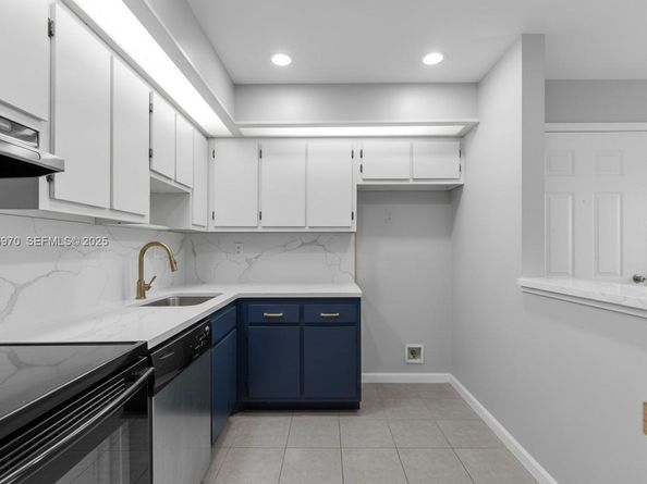 907 NE 199th St 101, Miami FL 33179