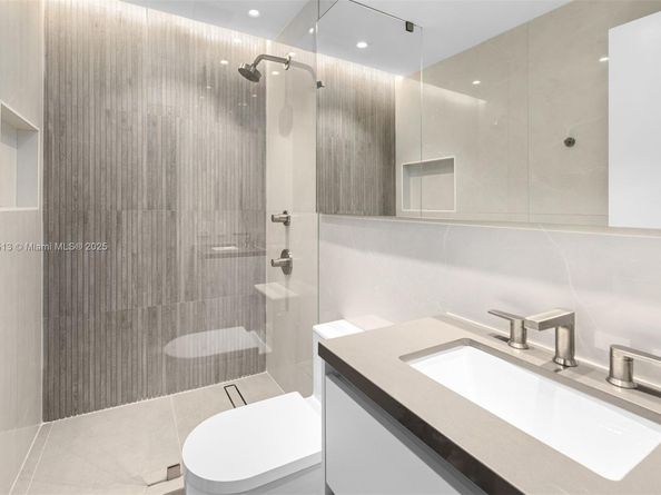 7150 W Lago Dr, Coral Gables FL 33143