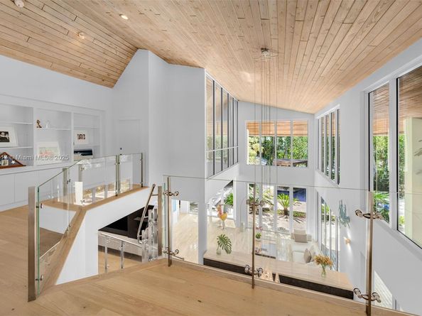 7150 W Lago Dr, Coral Gables FL 33143