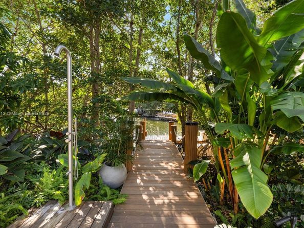 7150 W Lago Dr, Coral Gables FL 33143