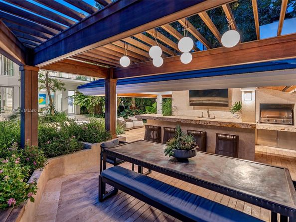 7150 W Lago Dr, Coral Gables FL 33143