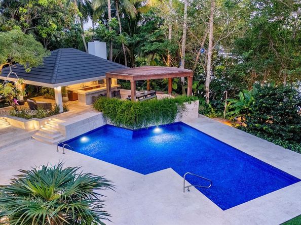 7150 W Lago Dr, Coral Gables FL 33143