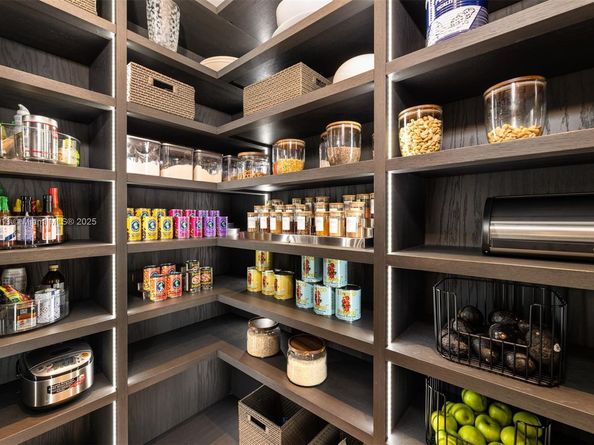 7150 W Lago Dr, Coral Gables FL 33143