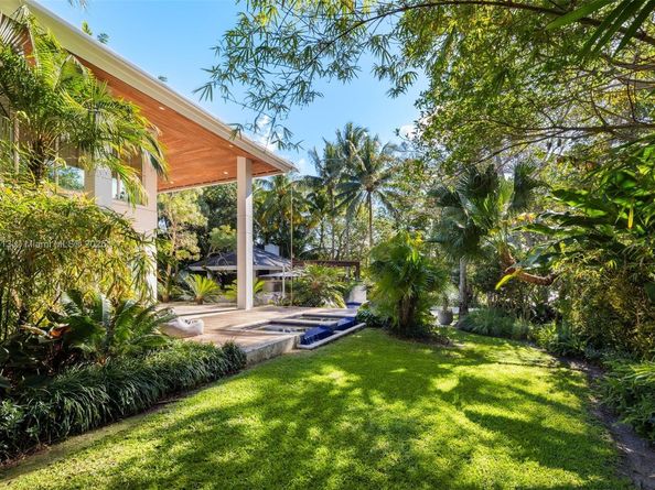 7150 W Lago Dr, Coral Gables FL 33143