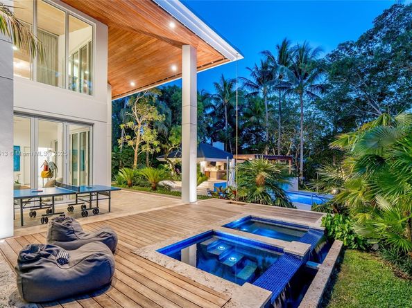 7150 W Lago Dr, Coral Gables FL 33143