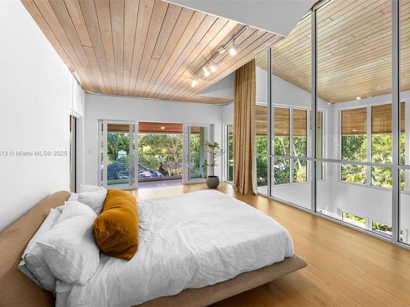 7150 W Lago Dr, Coral Gables FL 33143