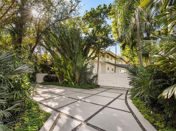 7150 W Lago Dr, Coral Gables FL 33143