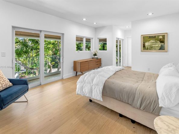 7150 W Lago Dr, Coral Gables FL 33143