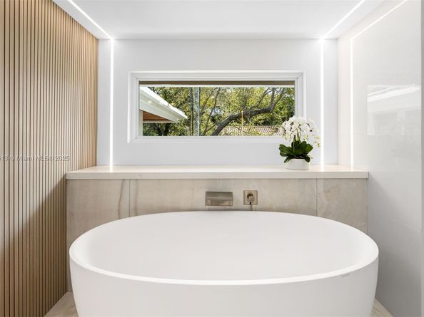 7150 W Lago Dr, Coral Gables FL 33143