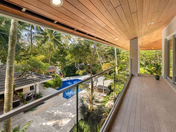 7150 W Lago Dr, Coral Gables FL 33143