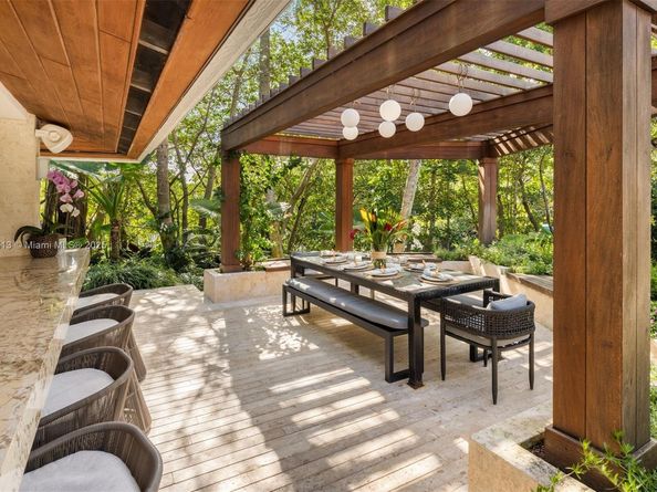 7150 W Lago Dr, Coral Gables FL 33143