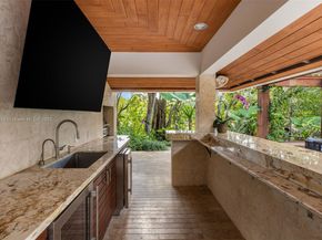 7150 W Lago Dr, Coral Gables FL 33143