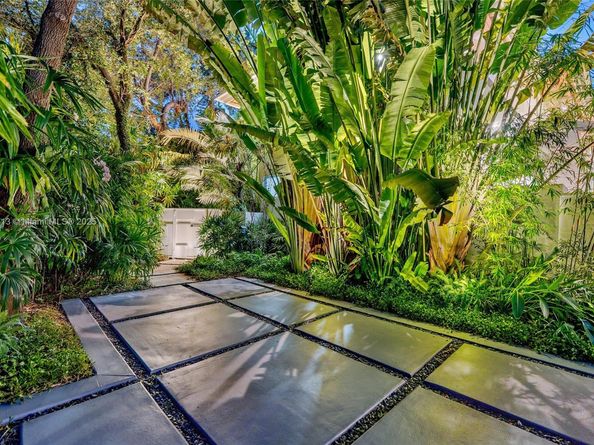 7150 W Lago Dr, Coral Gables FL 33143